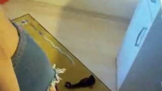 Étudiante brune se fait baiser par un vieux pervers!