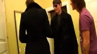 Une brunette bandante pour ces deux potes