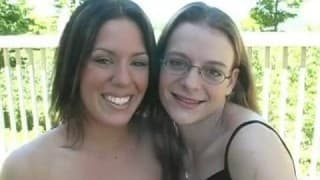 Deux teens jouent avec un gode ceinture en extérieur