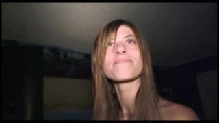 Une petite cochonne se fait baiser lors d’une soirée