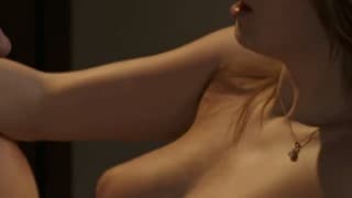 La petite cochonne baise devant le feu