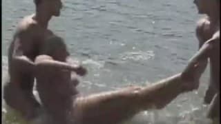 Une blonde se fait sauter par deux bisexuels