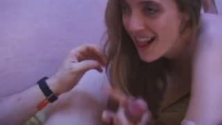 Une française mature qui suce deux mecs en même temps