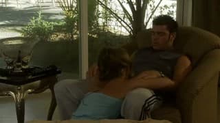 Une petite cochonne le pompe généreusement