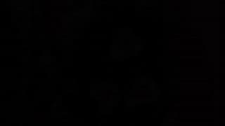 Une petite cochonne passe du temps avec deux bisexuels