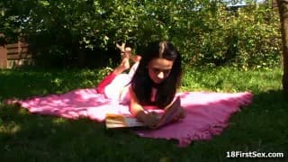 Une petite salope baise au soleil