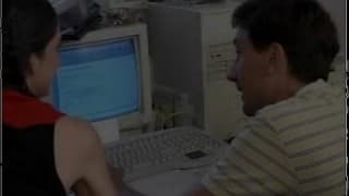 Une pom-pom girl suce sous le bureau