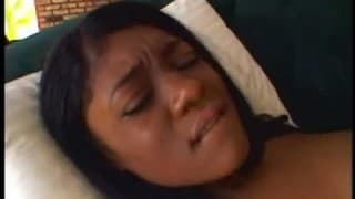 Cette jeune black a des seins fantastiques