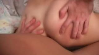 Cette petite jeune aime le sexe de groupe