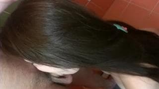 Une meuf bourrée se fait baiser dans les toilettes