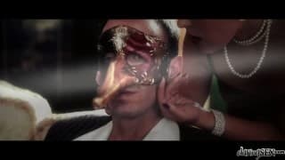 Une milf bourgeoise bien chaude qui lèche deux gros pénis