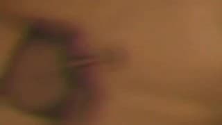 Une petite salope suce un vieux dans la cave