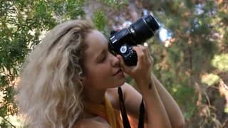 En extérieur elle prend du bon temps