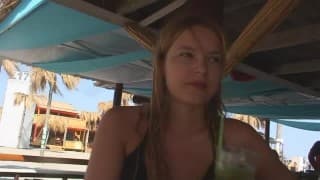 Ivana baise dans un cabine de plage