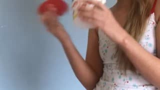 La belle Ivana va se faire plaisir en jouant avec le pénis de son copain