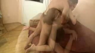 Quand une petite jeune se régale avec le pénis d’un pote