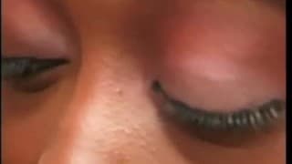 Une black gourmande baise en extérieur