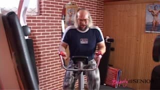 Une jeune salope baisée par un vieux