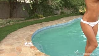 Alexa une petite jeune qui adore se tripoter en extérieur