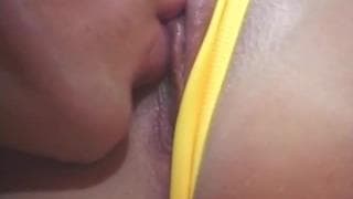 Elle adore écouter de la batterie