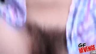 Très belle amatrice qui s’amuse en se tripotant