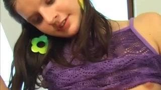 Carolina se fait plaisir toute seule à la maison