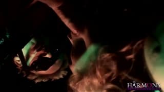 Du latex dans une vidéo très sexy et c’est bon