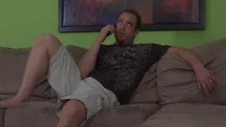 Il passe un bon moment dans la vulve de cette blonde