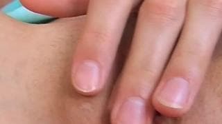 Jeune femme très chaude avec son jouet sexuel