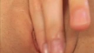 Toute seule elle se procure du plaisir aujourd’hui