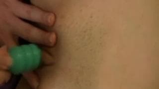 Deux copines lesbiennes jouent avec un nouveau jouet