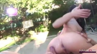 Rebecca Linares baisée sauvagement dehors !