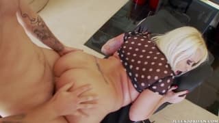 Angel Vain est une sacrée salope qui s’éclate