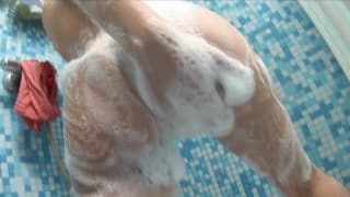 Elle prend un bain et en profite pour se masturber