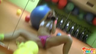 Cette bitch se filme dans la salle de sport