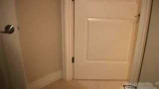 Cette brunette suce profondément cette queue