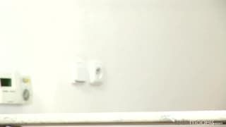 Deux jolies brunes s’éclatent avec enthousiasme