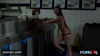 Leyla se laisse aller à pisser en public