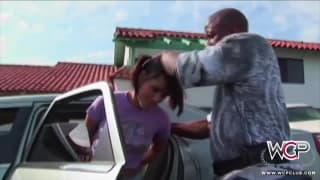 Petite brune sauvagement baisée par un black