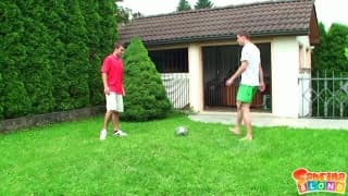 Sabrina Blond se dénude dans le jardin