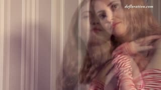 Une femme sexy et encore vierge se dévoile