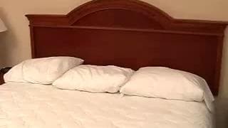 Une jeune étudiante prend son pied !