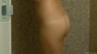 Abby une jeune salope qui se tripote