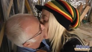 Alena une salope qui se tape enfin un vieux !