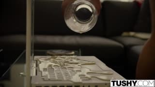 Harley Jade se fait défoncer le cul