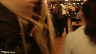 Nathaly se fait sauter dans les toilettes