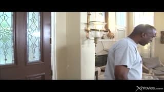 Une bite noire dans son cul de blonde