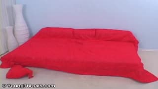 Jeune blonde pour une jolie pipe profonde !