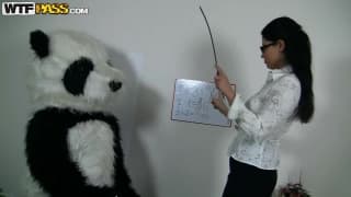 Ally donne des cours à son panda !