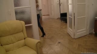 Carmella teste un dildo avec Rocco Siffredi